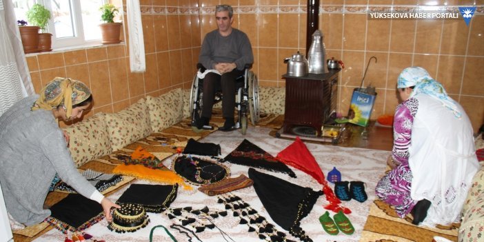 Bedensel engelli vatandaş, yaptığı el işi ürünleri satarak geçimini sağlıyor - Şemdinli