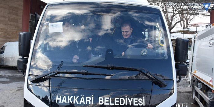 Hakkari Valisi Akbıyık, hizmete alınan yolcu minibüsünün şoförlüğünü yaptı
