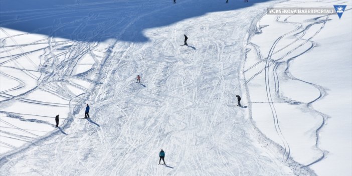 Kar kalınlığının 1 metreyi bulduğu Hakkari'de kayak sezonu açıldı