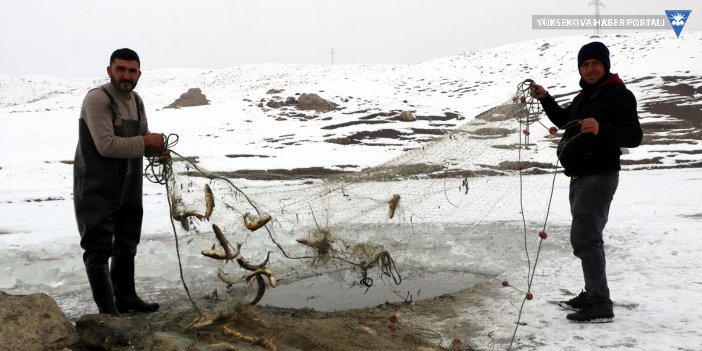 Donan Büyükçay deresinde Eskimo usulü balık avı - Yüksekova