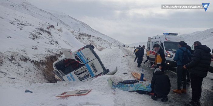 Başkale'de ambulans devrildi, 5 kişi yaralandı