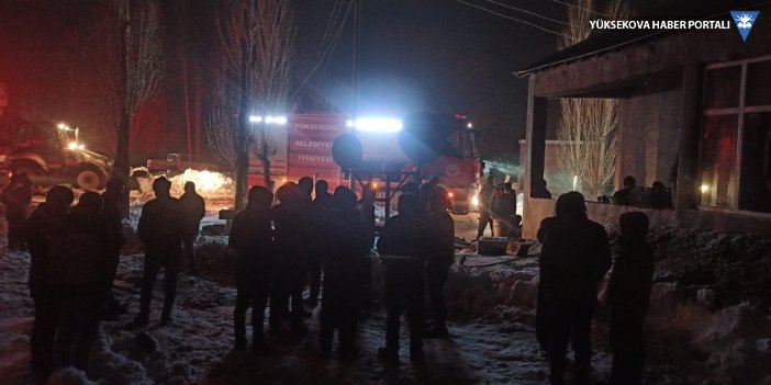 Yüksekova'da korkutan yangın: 4 kişi dumandan etkilendi