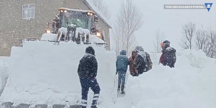 Şemdin'de yolu kardan kapanan köydeki hastanın yardımına ekipler yetişti