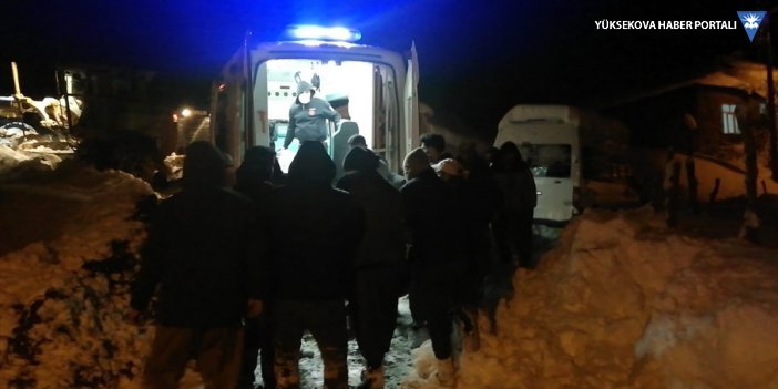 Şemdinli'de yolu kapanan köyde rahatsızlanan vatandaşın yardımına ekipler yetişti