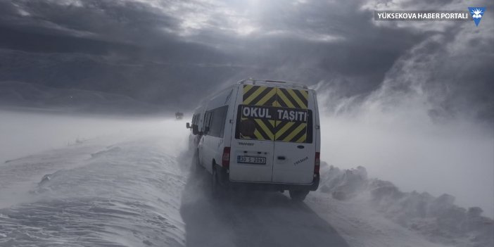 Yüksekova'da kar ve tipide mahsur kalan öğrenci servisleri kurtarıldı