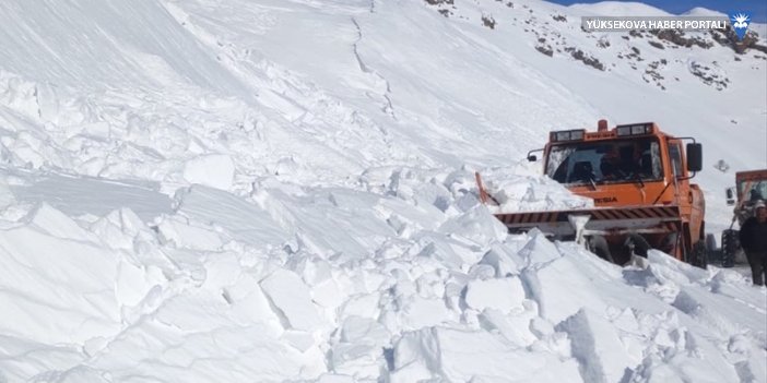 Karla mücadele ekibi Şemdinli yolunda çığ tehlikesi atlattı