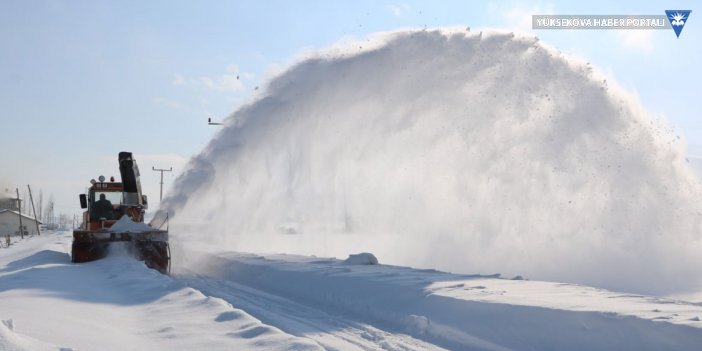 Yüksekova'da kardan kapanan 38 köy yolu ulaşıma açıldı