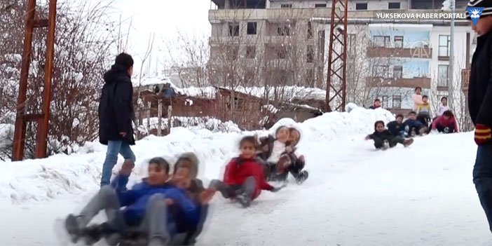 Şemdinlili çocuklar mahalle yolunu kayak pistine çevirdi