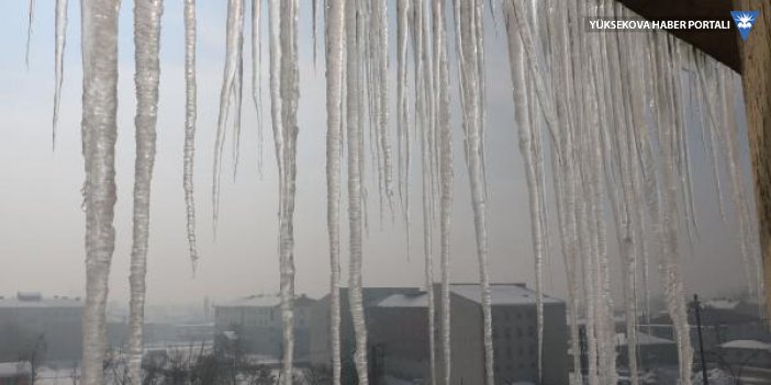 Yüksekova'da 5 metrelik buz sarkıtları oluştu