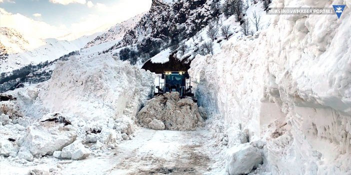 Hakkari'de yer yer 7 metreye ulaşan karın bulunduğu köy yolu ulaşıma açıldı