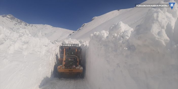 Şemdinli'de kardan kapanan köy yollarını açma çalışmaları devam ediyor