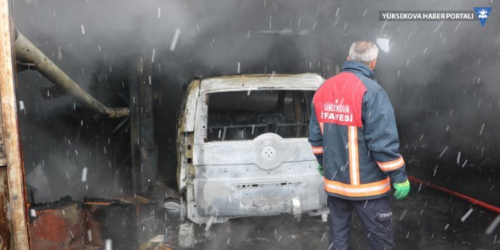Yüksekova'da çıkan yangında 1 otomobil kullanılamaz hale geldi