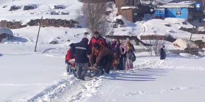 Yolu 3 aydır kapalı olan köydeki hasta ambulans helikopterle hastaneye ulaştırıldı