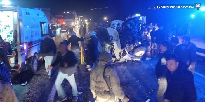 Gevaş'ta minibüsle otomobilin çarpıştığı kazada 15 kişi yaralandı