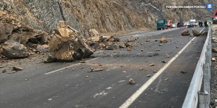 Hakkari'de dağdan kopan kaya parçaları ulaşımı aksattı