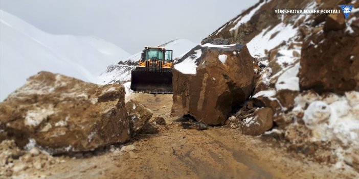 Yüksekova'da dağdan kopan kaya parçaları köy yolunu kapattı
