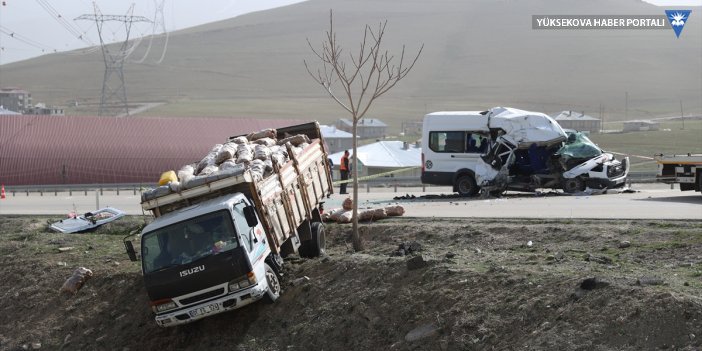 Van'da yolcu minibüsünün kamyona çarpması sonucu 13 kişi yaralandı