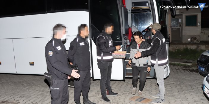 Van'da iki yolcu otobüsünde 47 göçmen yakalandı