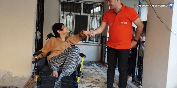 Hakkari'de engelli çocuğa yatak ve tekerlekli sandalye desteği