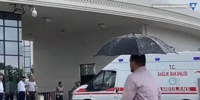 Ambulans şoförü Sağlık Bakanlığı önünde kendisini araca kilitledi