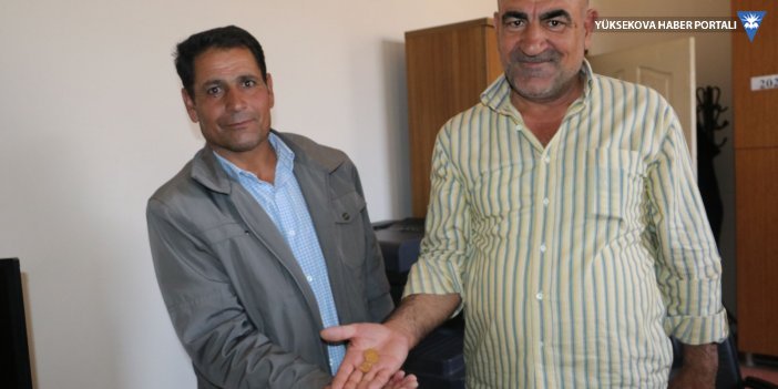 Yüksekova: Yerde bulduğu altınları, sahibine teslim etti