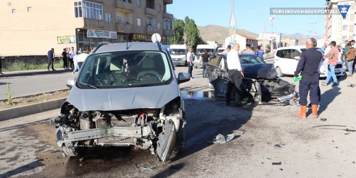 Yüksekova’da 5 aracın karıştığı zincirleme trafik kazasında 4 kişi yaralandı