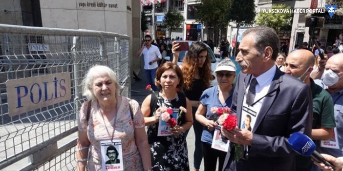 Cumartesi Anneleri, Galatasaray Meydanı’na karanfil bıraktı