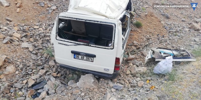 Van'da devrilen minibüsteki işçilerden 2'si öldü, 8'i yaralandı