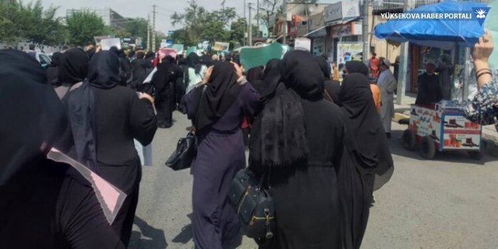 Afganistanlı kadınlar sokaklara çıkarak Taliban’ı protesto etti