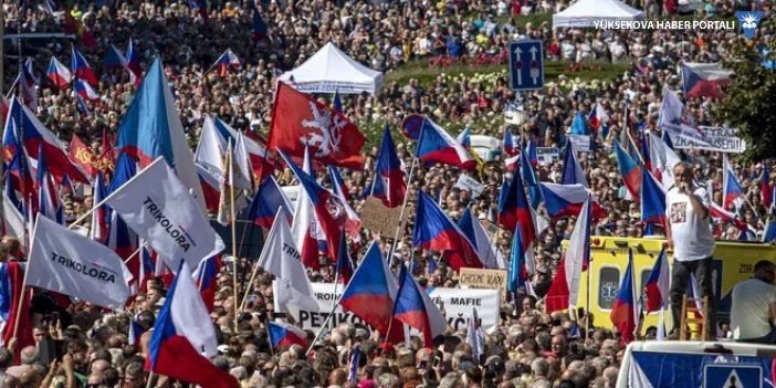 Prag'da hükümet karşıtı protestolar: 70 bin kişi katıldı
