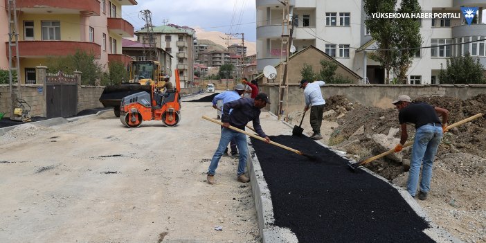 Yüksekova'da yol yapım ve asfaltlama çalışmaları  devam ediyor