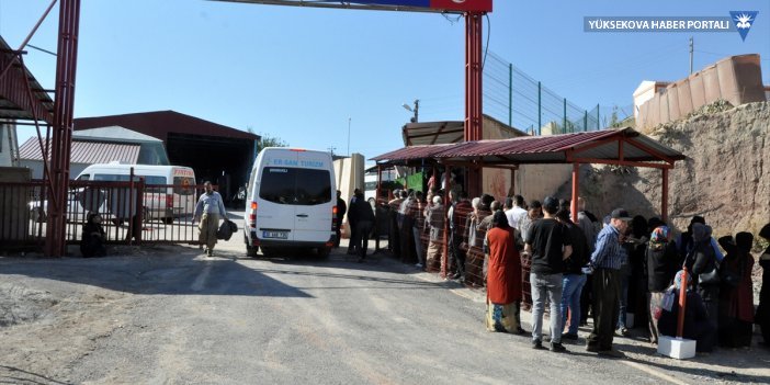 Çukurca'daki Üzümlü Sınır Kapısı'nda yoğunluk yaşanıyor
