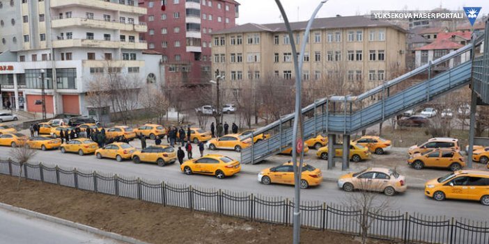 Taksiciler, Yüksekova Belediyesi'ni kontak kapatarak protesto etti