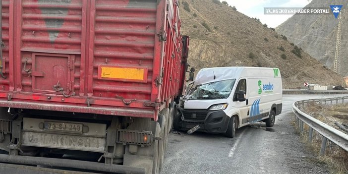 Hakkari'de tır ile minibüsün çarpıştığı kazada bir kişi yaralandı