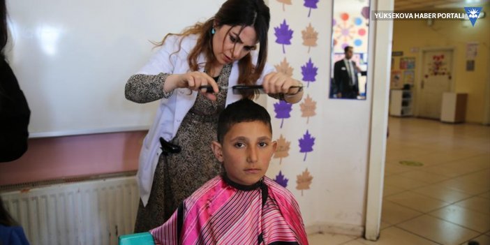 Yüksekova'da kadın kuaförler, köy okulundaki çocukları tıraş etti