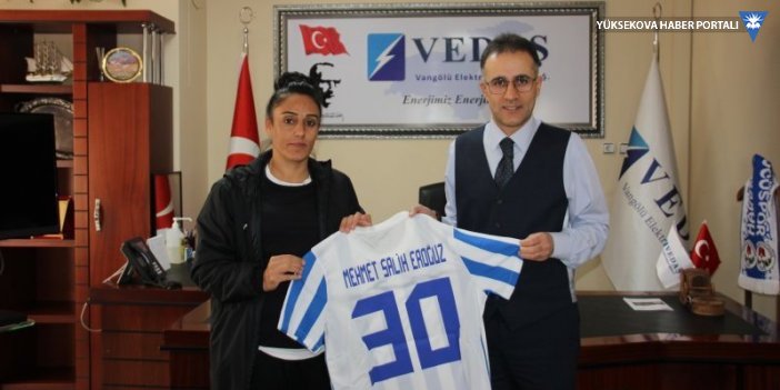 Kadın futbolculardan VEDAŞ İl Müdürü Eroğuz'a ziyaret