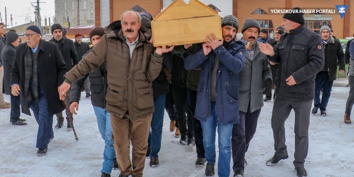 İran'da trafik kazasında hayatını kaybeden 3 kişinin cenazesi Özalp'ta defnedildi