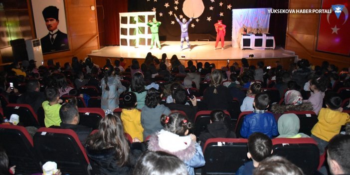 Hakkari'de çocuklar, "Pijamaskeliler" tiyatro oyunuyla eğlendi
