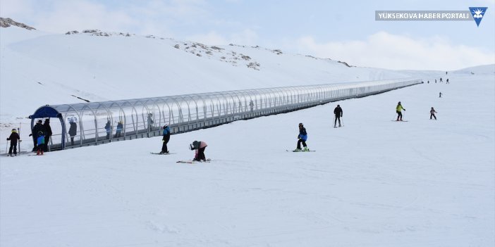 Hakkari'deki kayakseverler, kar ve sisli havada kayak keyfi yaşadı