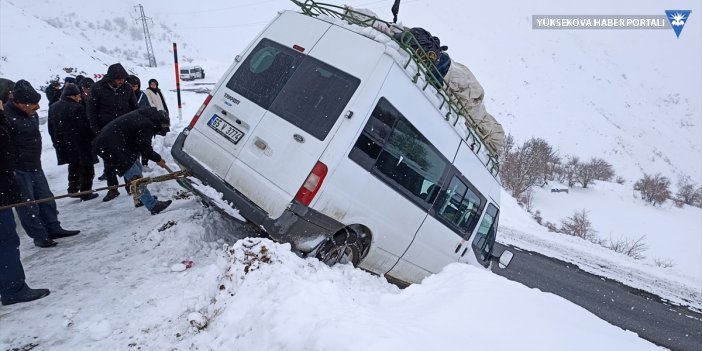 Bahçesaray'da yoldan çıkan minibüs ekiplerce kurtarıldı