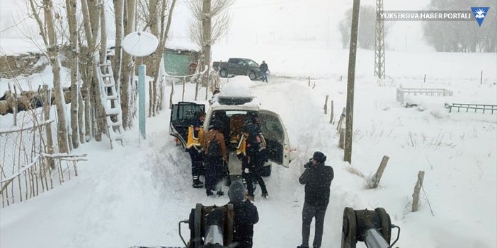 Yüksekova'da yolu kapanan mezrada rahatsızlanan kadın ekiplerin çabasıyla hastaneye ulaştırıldı