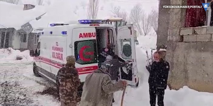 Şemdinli'de kardan yolu kapanan köyde rahatsızlanan çocuk hastaneye ulaştırıldı