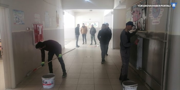 Yüksekova'da usta öğretici ve öğrenciler köy okulunu onardı