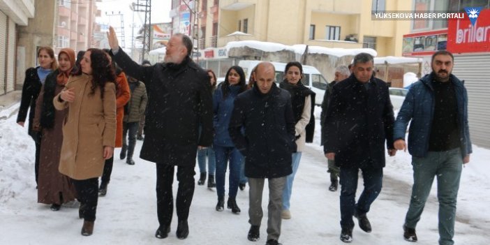 ‘Gemlik Yürüyüşü’ için Yüksekova'ya gelen HDP heyetinden esnaf ziyareti