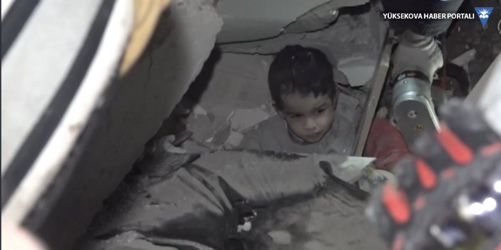 Adana'da bir çocuk enkaz altından böyle kurtarıldı
