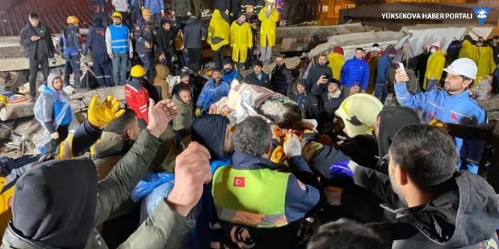 Diyarbakır'da yıkılan binanın enkazından 16 saat sonra bir çocuk kurtarıldı