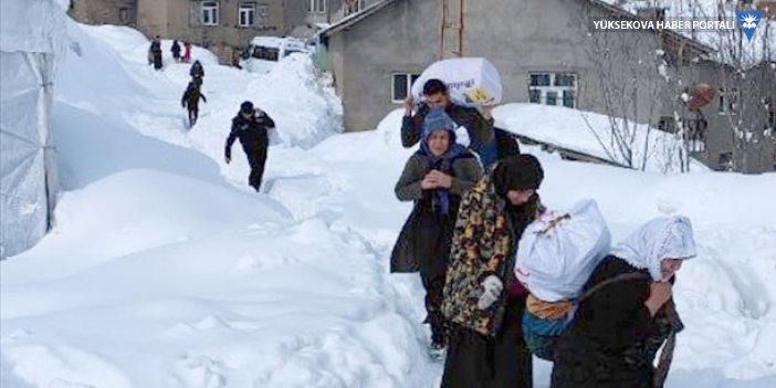 Karla kaplı köyde depremzedeler için pişirilen ekmekleri sırtlarında metrelerce taşıdılar