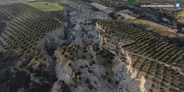 Deprem sonrası bir köydeki zeytin tarlasını ikiye bölen dev yarık oluştu