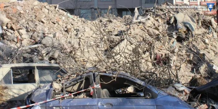 Depremin 222'nci saatinde 42 yaşındaki kadın enkazdan sağ çıkarıldı