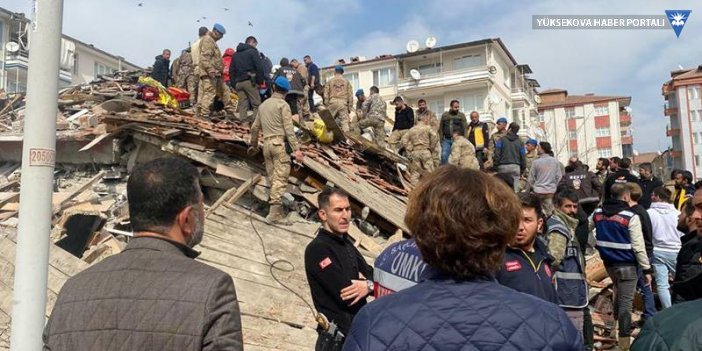 Malatya'daki depremde yıkılan binadan üç kişi sağ olarak çıkarıldı